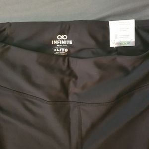 Workout leggings with zip pocket